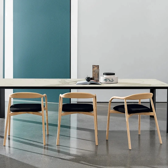 Tavolo Kodo con top in ceramica e base in alluminio verniciato di Sovet