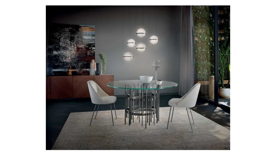 Tavolo rotondo in vetro temperato con base in metallo verniciato color titanio e listelli in legno massello Tube di Pacini e Cappellini
