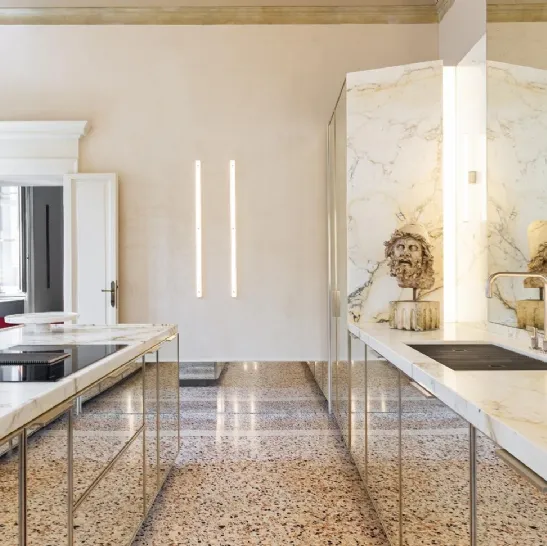 Cucina Design con isola in specchio anticato e marmo Atrium di Scic