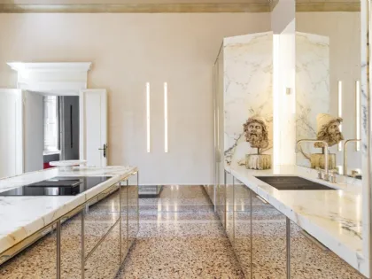 Cucina Design con isola in specchio anticato e marmo Atrium di Scic
