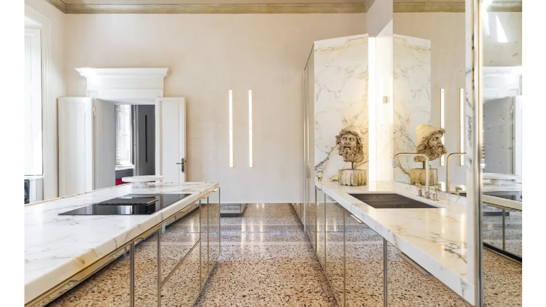 Cucina Design con isola in specchio anticato e marmo Atrium di Scic