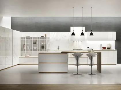 Cucina Design con isola Mediterraneum in laccato lucido e Ceramica effetto Marmo di Scic