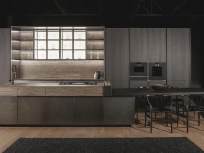 Cucina Design con isola Monolite in laccato Liquid Steel e marmo Travertino di Scic