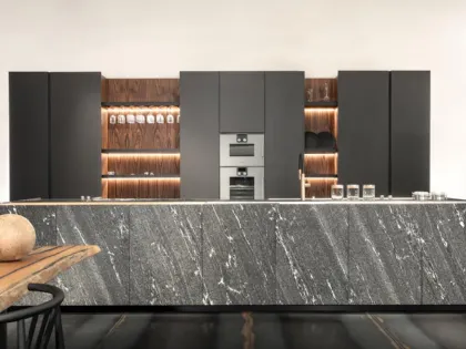 Cucina Design con isola Pompei in granito Via Lattea di Scic