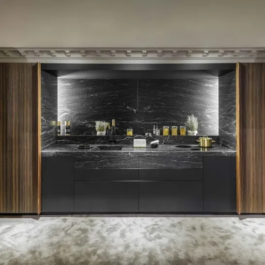 Cucina Design lineare in Fenix Nero e Granito Swing di Scic