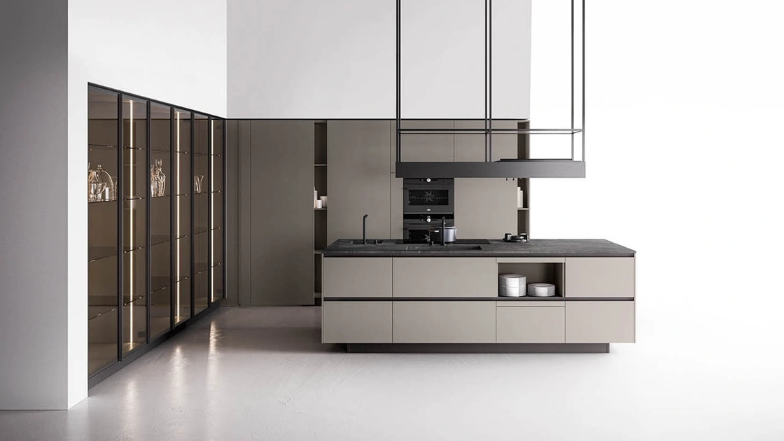 Cucina Moderna Anice 05 in laccato opaco Arena con top in laminam Ossido Nero di Valdesign