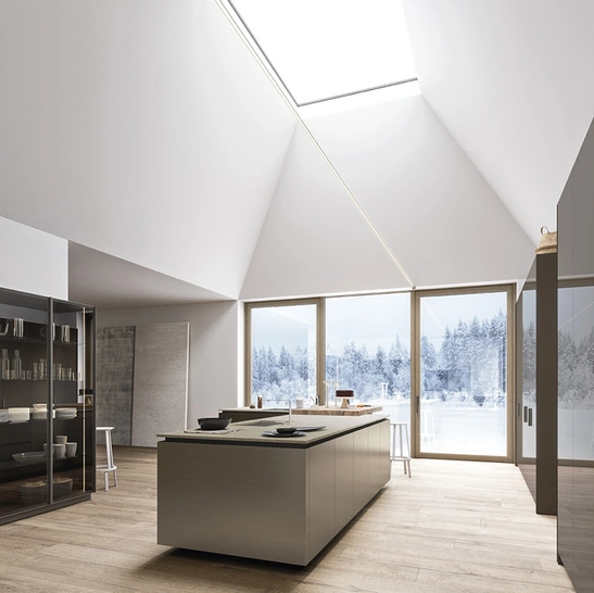 Cucina Moderna con isola Logica 02 in laccato opaco Fango, laccato effetto metallo e laccato lucido con top in Pietra olivo e piano tavolo in Olmo antico di Valdesign