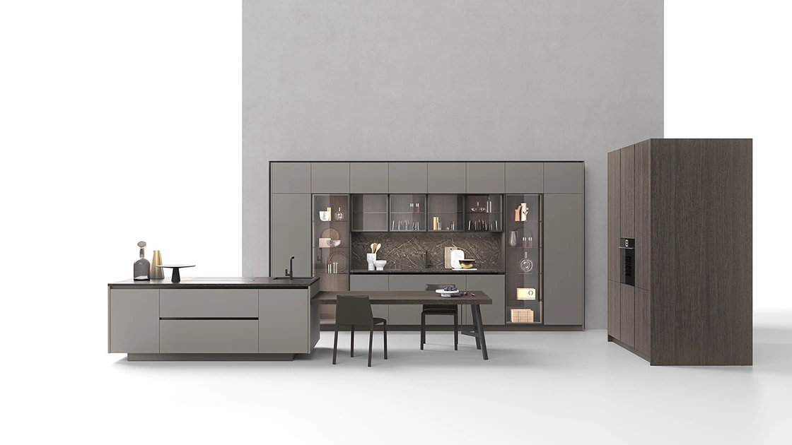 Cucina Moderna con isola Logica 07 in laccato Arena opaco con top in marmo Grafite levigata di Valdesign