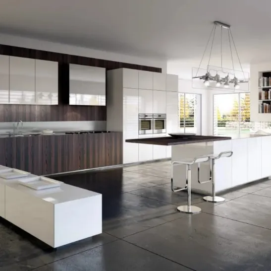 Cucina Monolite con isola Rovere bruciato e Laccato lucido di Scic